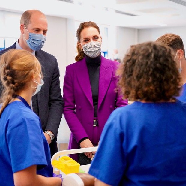 Kate Middleton Mengenakan Masker Motif Kate Middleton Mengenakan Masker Motif