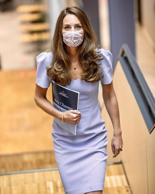 Kate Middleton Mengenakan Midi Dress dan Masker Kate Middleton Mengenakan Midi Dress dan Masker