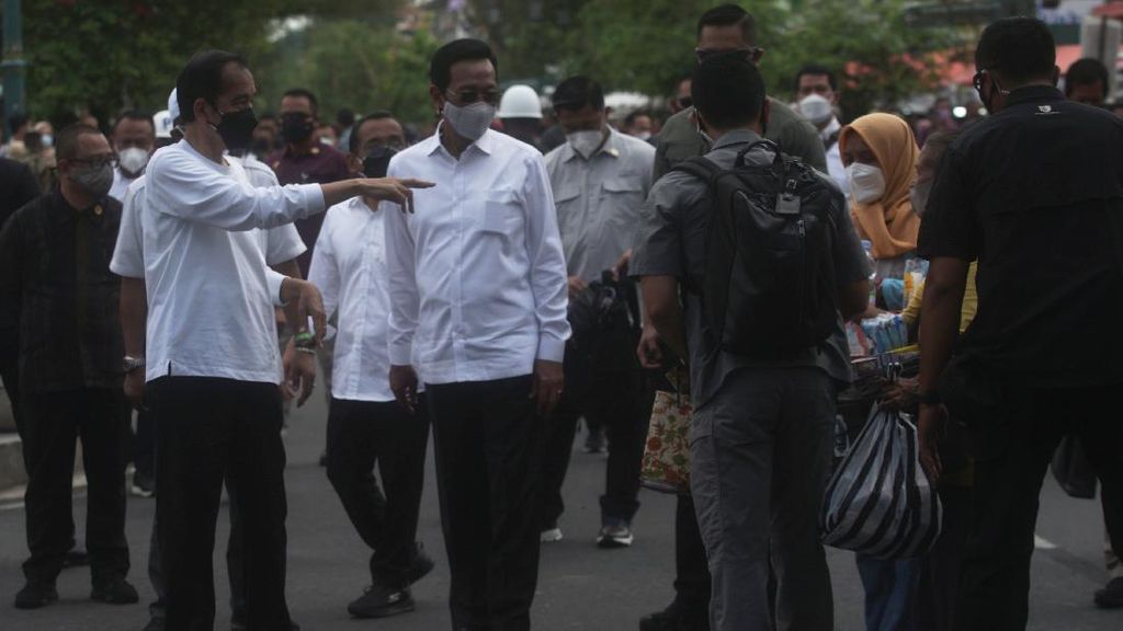 Momen Jokowi Bagi-bagi Bantuan untuk PKL di Malioboro