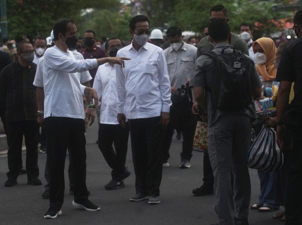 Momen Jokowi Bagi-bagi Bantuan untuk PKL di Malioboro