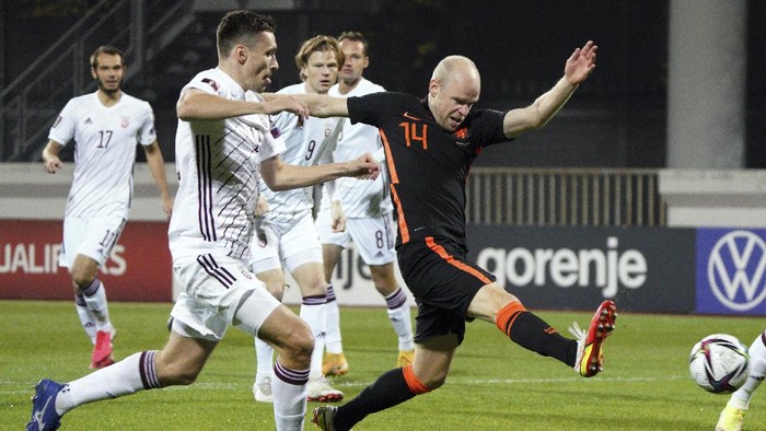 Latvias Arturs Zjuzins, left, fights for the ball with Netherlands Davy Klaassen during the World Cup 2022 group G qualifying soccer match between Latvia and the Netherlands at the Daugava stadium in Riga, Latvia, Friday, Oct. 8, 2021. (AP Photo/Roman Koksarov)