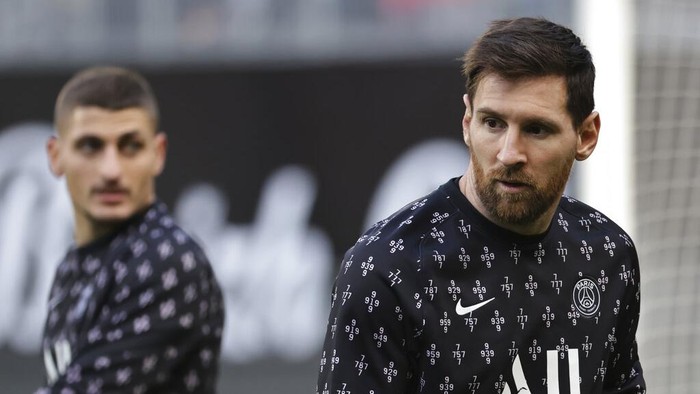 PSGs Lionel Messi, right, warms up ahead of the French League One soccer match between Rennes and Paris Saint-Germain at the Roazhon Park stadium in Rennes, France, Sunday, Oct. 3, 2021. (AP Photo/Jeremias Gonzales)