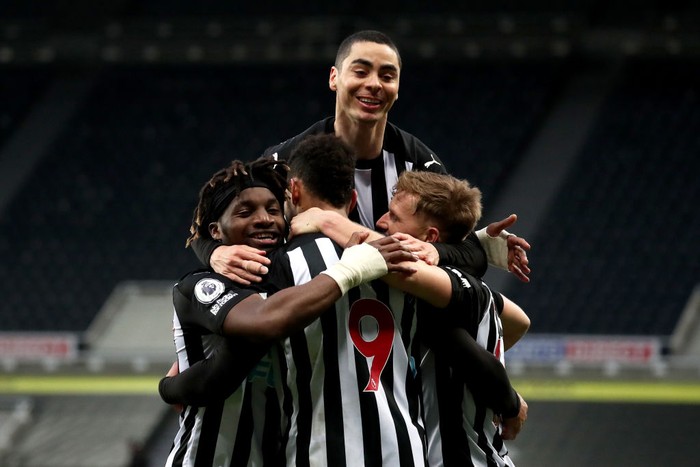 NEWCASTLE UPON TYNE, ENGLAND - MAY 14: Joelinton of Newcastle United celebrates with Allan Saint-Maximin, Miguel Almiron and Matt Ritchie after scoring their sides second goal during the Premier League match between Newcastle United and Manchester City at St. James Park on May 14, 2021 in Newcastle upon Tyne, England. Sporting stadiums around the UK remain under strict restrictions due to the Coronavirus Pandemic as Government social distancing laws prohibit fans inside venues resulting in games being played behind closed doors.  (Photo by Scott Heppell - Pool/Getty Images)