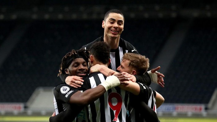 NEWCASTLE UPON TYNE, ENGLAND - MAY 14: Joelinton of Newcastle United celebrates with Allan Saint-Maximin, Miguel Almiron and Matt Ritchie after scoring their sides second goal during the Premier League match between Newcastle United and Manchester City at St. James Park on May 14, 2021 in Newcastle upon Tyne, England. Sporting stadiums around the UK remain under strict restrictions due to the Coronavirus Pandemic as Government social distancing laws prohibit fans inside venues resulting in games being played behind closed doors.  (Photo by Scott Heppell - Pool/Getty Images)