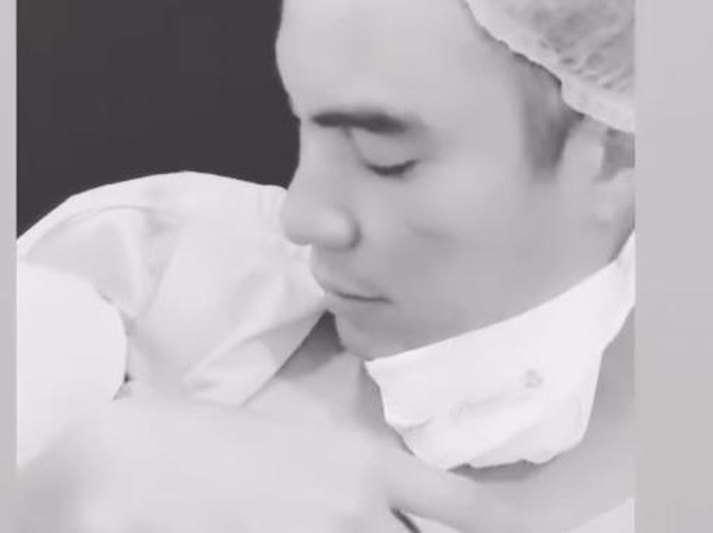 Momen Bahagia Baim Wong Gendong dan Azani Anak Kedua Momen Bahagia Baim Wong Gendong dan Azani Anak Kedua