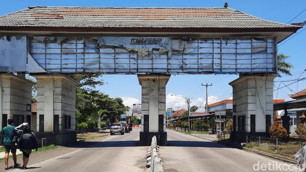 Untuk menyeberang dari Banyuwangi menuju Bali, penumpang kendaraan pribadi wajib untuk menunjukkan bukti vaksin melalui aplikasi PeduliLindungi. Selain itu, setiap penumpang juga wajib menunjukkan hasil tes PCR Antigen negatif COVID-19 yang diambil minimal H-1 sebelum menyeberang. Untuk menyeberang dari Banyuwangi menuju Bali, penumpang kendaraan pribadi wajib untuk menunjukkan bukti vaksin melalui aplikasi PeduliLindungi. Selain itu, setiap penumpang juga wajib menunjukkan hasil tes PCR Antigen negatif COVID-19 yang diambil minimal H-1 sebelum menyeberang.