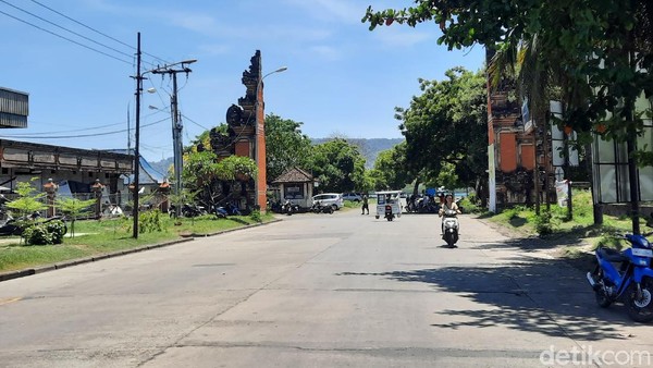 Pengecekan ini sebenarnya lumayan memakan waktu, apalagi bila aplikasi error. Namun karena kondisi sepi, petugas masih dapat menunggu dan tak timbul antrean. Sesampainya di Pelabuhan Gilimanuk, kondisi serupa juga terulang. Bali sangat sepi, hampir tak ada kendaraan pribadi yang melintas di pelabuhan itu. Sebelum keluar pelabuhan dilakukan validasi hasil tes antigen. Untul validasi ini orang-orang harus turun dari kendaraan dan masing-masing menuju ke lokasi validasi yang dilakukan Satgas COVID-19. Pengecekan ini sebenarnya lumayan memakan waktu, apalagi bila aplikasi error. Namun karena kondisi sepi, petugas masih dapat menunggu dan tak timbul antrean. Sesampainya di Pelabuhan Gilimanuk, kondisi serupa juga terulang. Bali sangat sepi, hampir tak ada kendaraan pribadi yang melintas di pelabuhan itu. Sebelum keluar pelabuhan dilakukan validasi hasil tes antigen. Untul validasi ini orang-orang harus turun dari kendaraan dan masing-masing menuju ke lokasi validasi yang dilakukan Satgas COVID-19.
