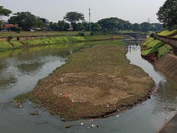Air di BKT Jaktim Surut, Warga Bersihkan Sampah di Dasar Kanal