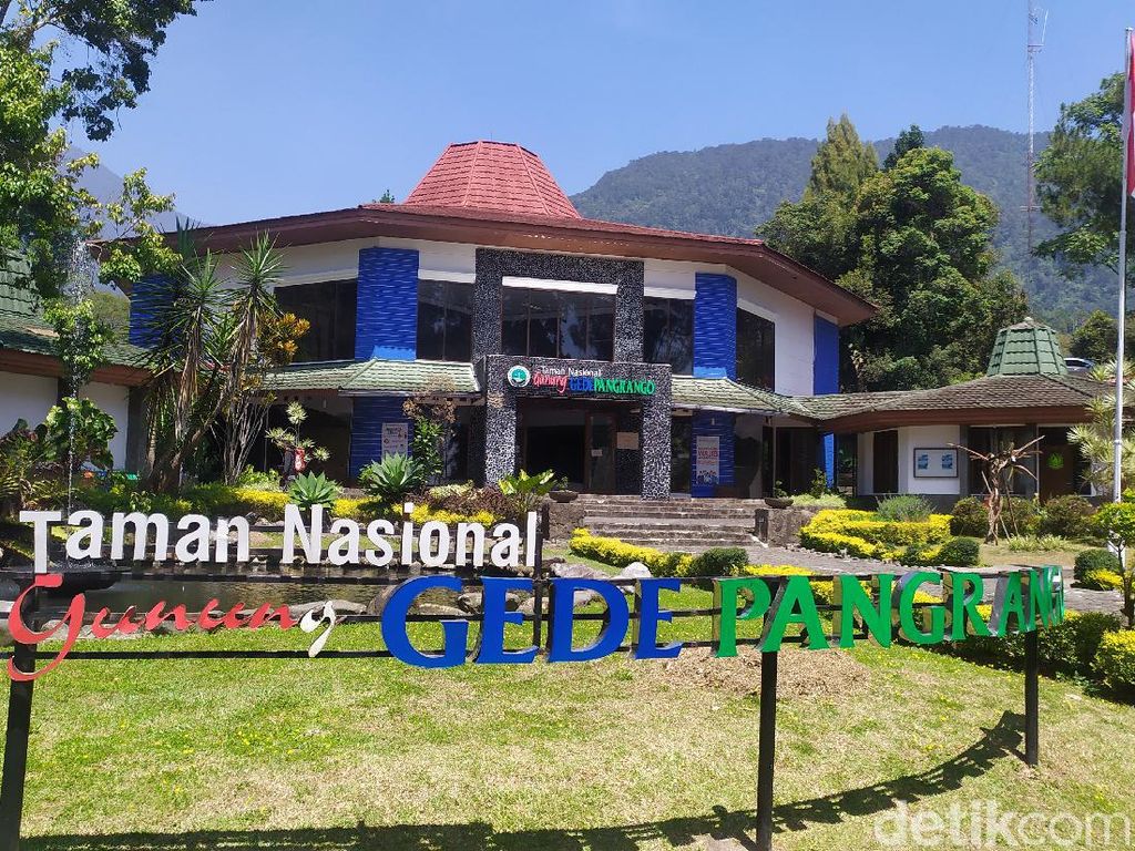 Terobos Pagar, Pendaki Ilegal Dihukum Petugas Gunung Gede Pangrango Terobos Pagar, Pendaki Ilegal Dihukum Petugas Gunung Gede Pangrango