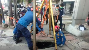Aksi Tak Biasa Damkar: Evakuasi Sarang Tawon, Cincin hingga Kartu ATM