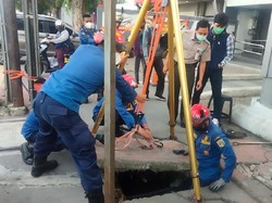 Kisah Heroik Petugas Damkar Tak Melulu Lawan Si Jago Merah