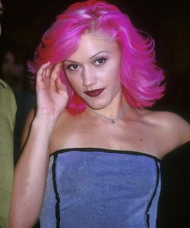 Inspirasi hairstyle tahun 2000an ada neon pink hair.