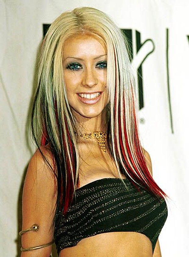 Inspirasi hairstyle tahun 2000an ada bold streaks.