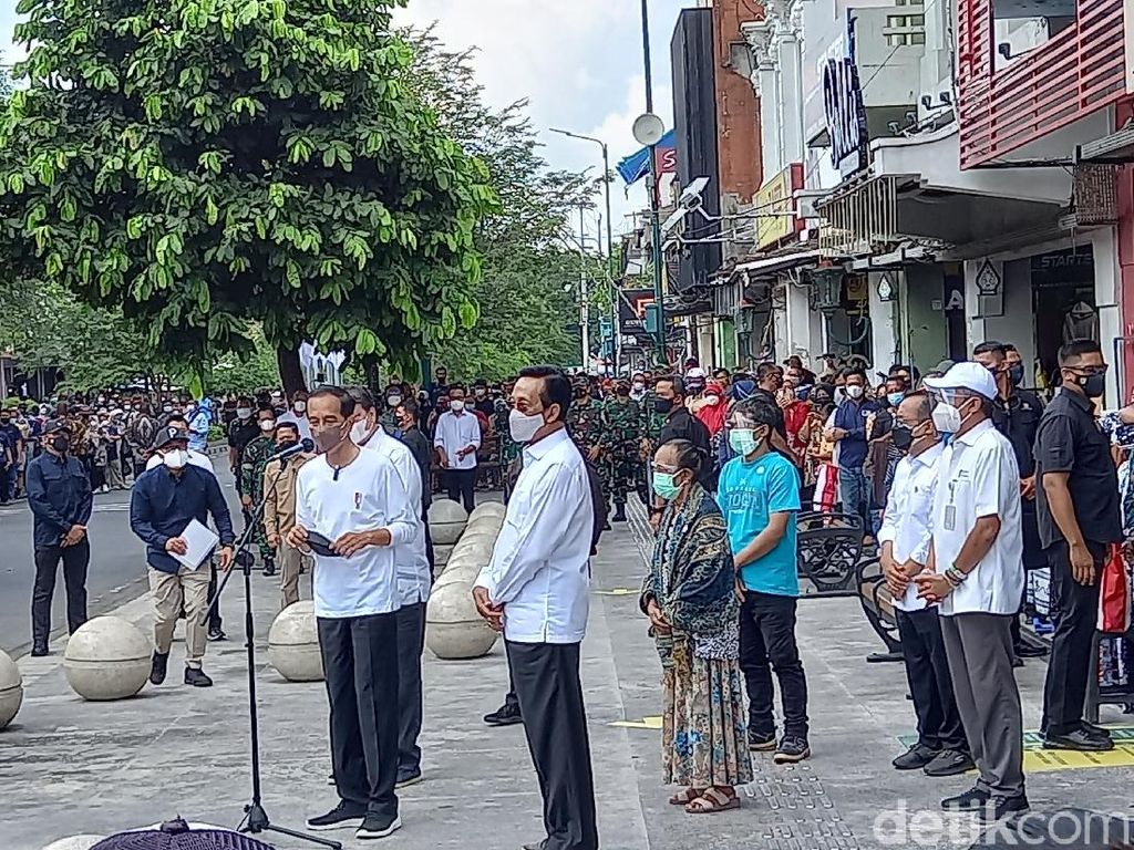 Jokowi Bagikan Bantuan PKL Pertama di Malioboro Yogyakarta