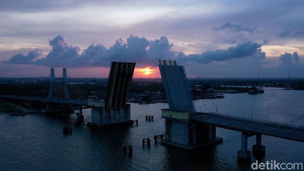 Ragam Cara Menikmati Senja di Jembatan Emas Pangkalpinang