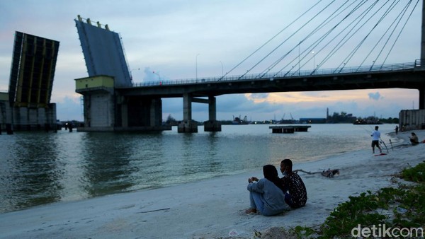 Ada juga yang memanfaatkan untuk berpacaran, seperti di gambar ini. Jembatan sepanjang 785 meter dengan lebar 23 meter ini membentang megah di atas aliran Sungai Pangkal Balam, wilayah Ketapang dan menghubungkan Kabupaten Bangka dengan Kota Pangkalpinang, Ibukota Provinsi Bangka Belitung. Ada juga yang memanfaatkan untuk berpacaran, seperti di gambar ini. Jembatan sepanjang 785 meter dengan lebar 23 meter ini membentang megah di atas aliran Sungai Pangkal Balam, wilayah Ketapang dan menghubungkan Kabupaten Bangka dengan Kota Pangkalpinang, Ibukota Provinsi Bangka Belitung.