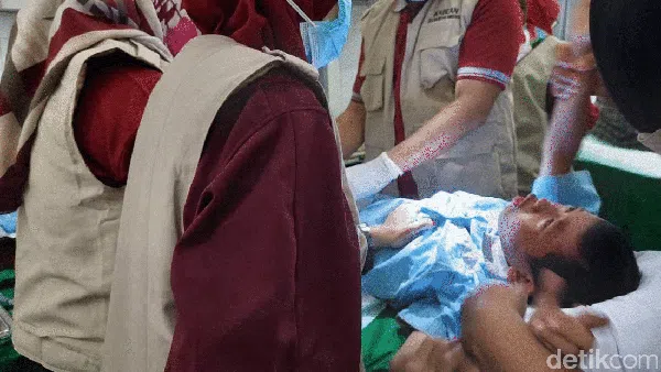 Ragam Ekspresi Sunat Massal Teriak Istigfar hingga Asyik Main HP