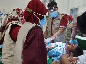 Ragam Ekspresi Sunat Massal Teriak Istigfar hingga Asyik Main HP