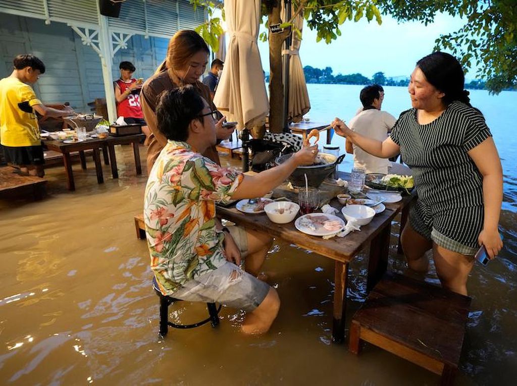 Restoran yang Kebanjiran di Thailand Jadi Daya Tarik bagi Penggemar Kuliner
