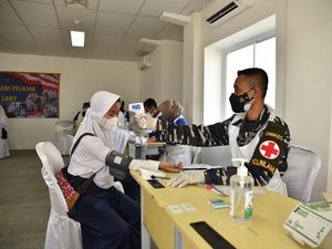 Top! Ribuan Pelajar Divaksinasi COVID-19 di Atas Kapal Perang TNI AL