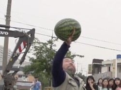 Samson Korea! Pria Ini Pecahkan Semangka dan Es Balok Pakai Tangan