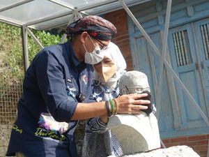 Sandiaga Kaget Ada Patung Dirinya, Langsung Diberi Masker Sandiaga Kaget Ada Patung Dirinya, Langsung Diberi Masker