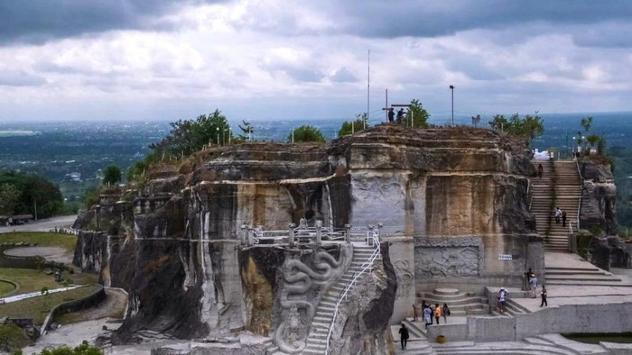Sandiaga mulanya meninjau lokasi di Tebing Breksi yang memajang beberapa produk UMKM dari BUMDes Sambi Mulyo. Geopark Jogja