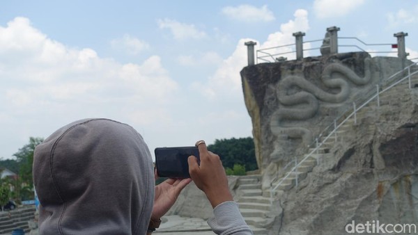 Sebagai informasi, Desa Sambirejo menjadi salah satu dari 50 desa wisata terbaik se-Indonesia. Desa wisata tersebut telah disaring dari jumlah keseluruhan 1831 desa wisata se-Indonesia. Sebagai informasi, Desa Sambirejo menjadi salah satu dari 50 desa wisata terbaik se-Indonesia. Desa wisata tersebut telah disaring dari jumlah keseluruhan 1831 desa wisata se-Indonesia.