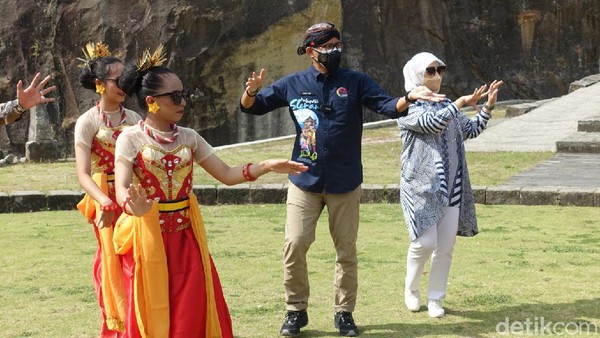Menteri Pariwisata dan Ekonomi Kreatif (Menparekraf) Sandiaga Uno erkesempatan mengunjungi salah satu spot wisata yang ada di Dewi Sambi yakni Tebing Breksi. Ia juga berkeliling melihat spot-spot di Breksi. Sandi pun turut mendengar kisah awal mula warga Sambirejo merintis wisata Tebing Breksi. Menteri Pariwisata dan Ekonomi Kreatif (Menparekraf) Sandiaga Uno erkesempatan mengunjungi salah satu spot wisata yang ada di Dewi Sambi yakni Tebing Breksi. Ia juga berkeliling melihat spot-spot di Breksi. Sandi pun turut mendengar kisah awal mula warga Sambirejo merintis wisata Tebing Breksi.