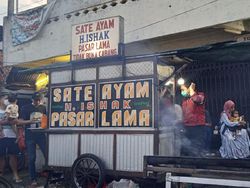 H. Ishak di Pasar Lama Tangerang Goda Penggemar Sate Sejak 1954