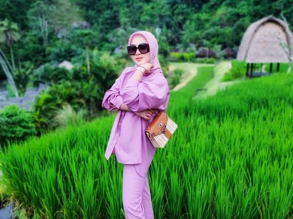 Gaya Liburan Syahrini: dari Sawah Naik Jet Pribadi Mewah