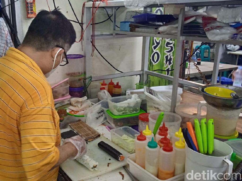 Pernah Kerja di Amerika, Chef Ini Jualan Sushi di Pasar Lama Pernah Kerja di Amerika, Chef Ini Jualan Sushi di Pasar Lama