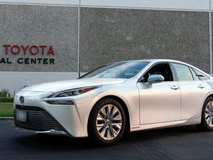 Rekor Dunia! Mobil Hidrogen Toyota Mirai Melaju 1.360 Km Sekali Full Tank