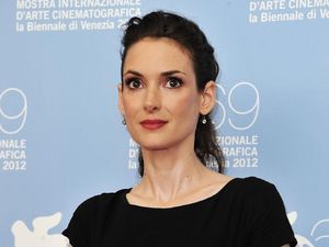 Winona Ryder Suka Gunting Rambut Sendiri di Rumah, Caranya Ekstrem Winona Ryder Suka Gunting Rambut Sendiri di Rumah, Caranya Ekstrem