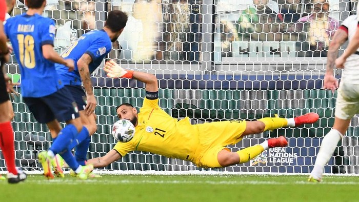 TURIN, ITALY - OCTOBER 10:  Gianluigi Donnarumma of Italy in action during the UEFA Nations League 2021 Third Place Match between Italy and Belgium at Juventus Stadium on October 10, 2021 in Turin, Italy. (Photo by Claudio Villa/Getty Images)