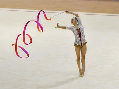 Selain Cantik, Aksi Pesenam Ritmik Ini Juga Ciamik
