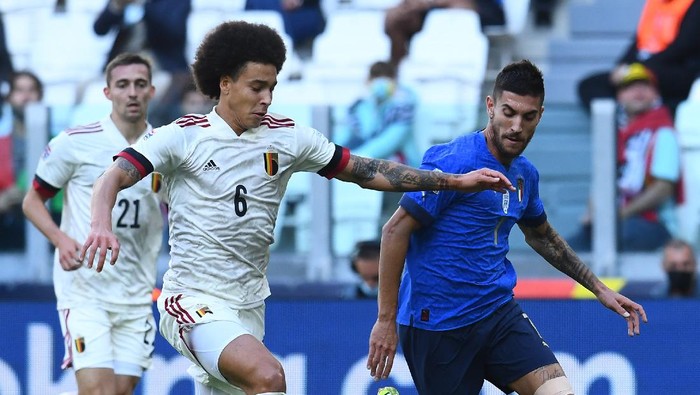 TURIN, ITALY - OCTOBER 10:  Lorenzo Pellegrini of Italy competes for the ball with Axel Witsel of Belgium during the UEFA Nations League 2021 Third Place Match between Italy and Belgium at Juventus Stadium on October 10, 2021 in Turin, Italy. (Photo by Claudio Villa/Getty Images)