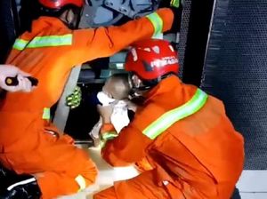 Detik-detik Evakuasi 5 Orang Termasuk Bayi Terjebak di Lift di Jaktim