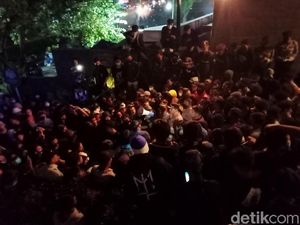 Tunggu Manajemen, Bobotoh Bertahan di Depan Kantor Persib
