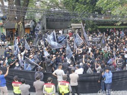 Ratusan Suporter Kembali Unjuk Rasa di Depan Kantor Persib
