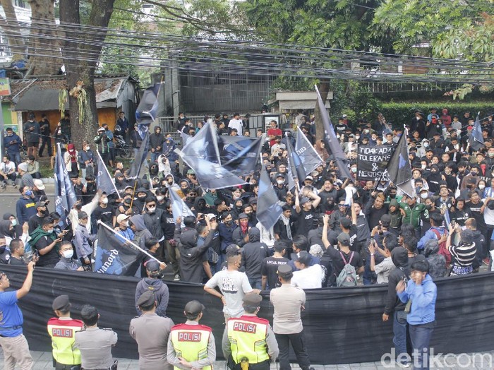 Demo Bobotoh di depan Kantor Manajemen Persib Bandung.