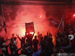 Geruduk Kantor Persib, Bobotoh Nyalakan Flare hingga Bakar Ban