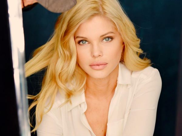 Foto: Penampilan Bintang Baywatch yang Awet Muda di Usia 53, Tampak Tak Menua