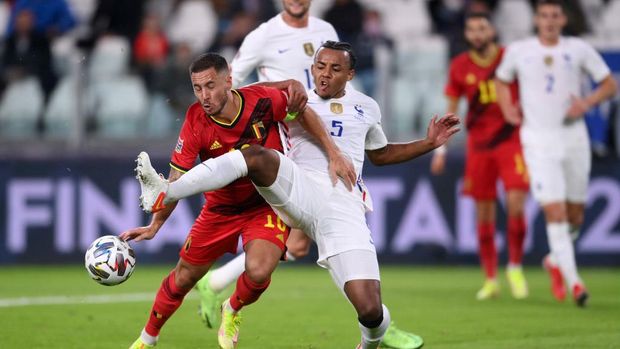 TURIN, ITALY - OCTOBER 07: Eden Hazard of Belgium is tackled by Jules Koundee of France during the UEFA Nations League 2021 Semi-final match between Belgium and France at Allianz Stadium on October 07, 2021 in Turin, Italy. (Photo by Laurence Griffiths/Getty Images)
