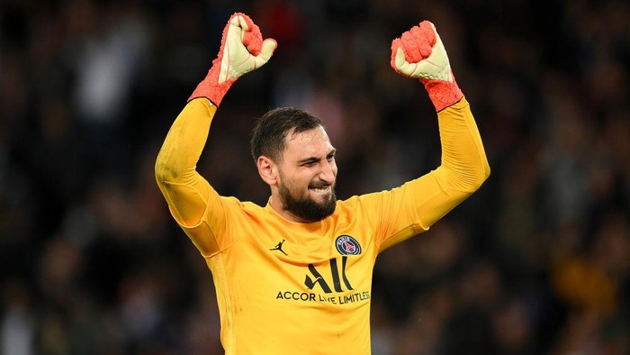 PARIS, FRANCE - SEPTEMBER 28: Gianluigi Donnarumma of Paris Saint-Germain celebrates after victory in the UEFA Champions League group A match between Paris Saint-Germain and Manchester City at Parc des Princes on September 28, 2021 in Paris, France. (Photo by Matthias Hangst/Getty Images)