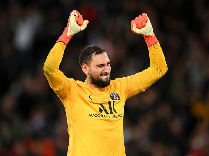 PARIS, FRANCE - SEPTEMBER 28: Gianluigi Donnarumma of Paris Saint-Germain celebrates after victory in the UEFA Champions League group A match between Paris Saint-Germain and Manchester City at Parc des Princes on September 28, 2021 in Paris, France. (Photo by Matthias Hangst/Getty Images)