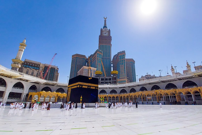 Ilustrasi Umrah Mecca , Saudi Arabia , Oct/22/2020 - Pilgrims circle the Kaaba at Masjid al-Haram - umrah Fewer Muslims people socially distanced corona virus wearing face mask Covid 19