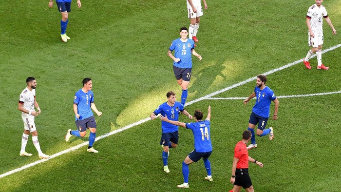 TURIN, ITALY - OCTOBER 10: Nicolo Barella of Italy celebrates after scoring their sides first goal with team mate Federico Chiesa during the UEFA Nations League 2021 Third Place Match between Italy and Belgium at Juventus Stadium on October 10, 2021 in Turin, Italy. (Photo by Massimo Rana - Pool/Getty Images)