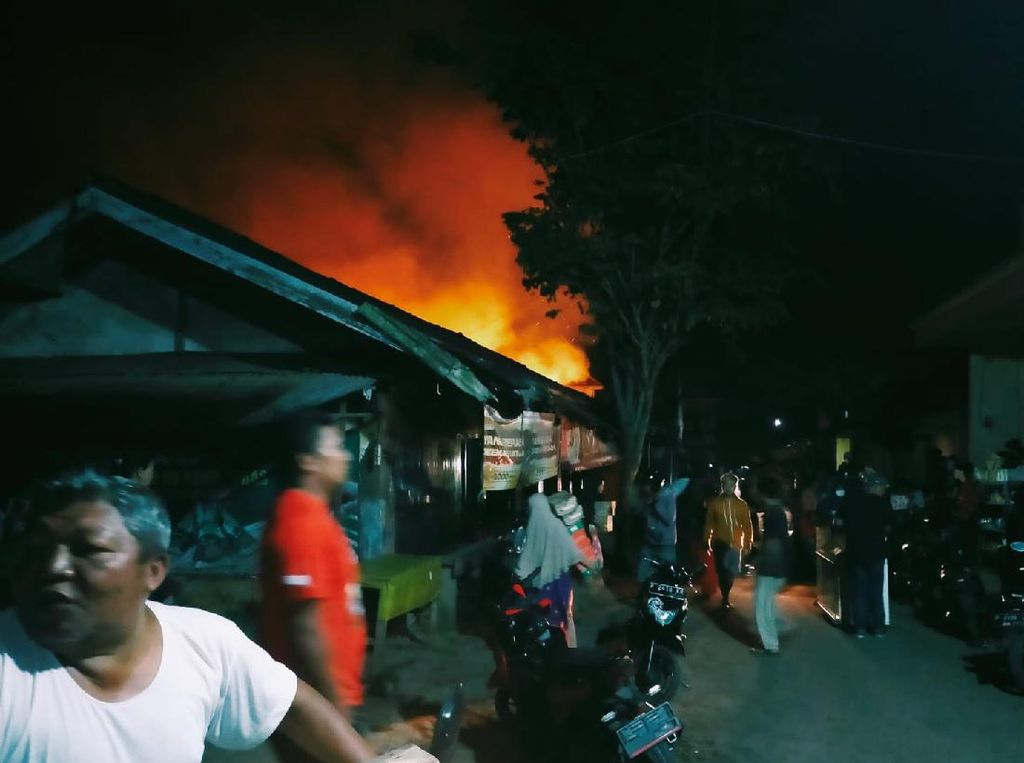 29 Kios di Pasar Kalibaru Banyuwangi Ludes Terbakar