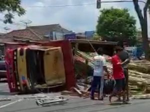 Pengendara Motor Tewas Tertimpa Truk dalam Kecelakaan di Tulungagung